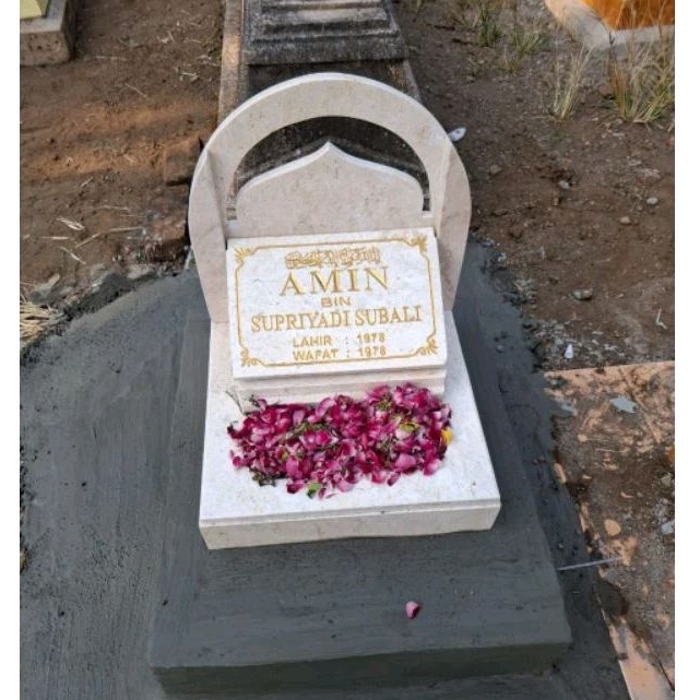 Nisan Makam Marmer dengan Tempat Bunga dan Hiasan Kubah