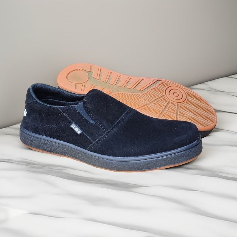 Sepatu Kerja Slip On Pria Casual Sneakers Tanpa Tali Hitam Polos Full Black Sol Gum Antislip