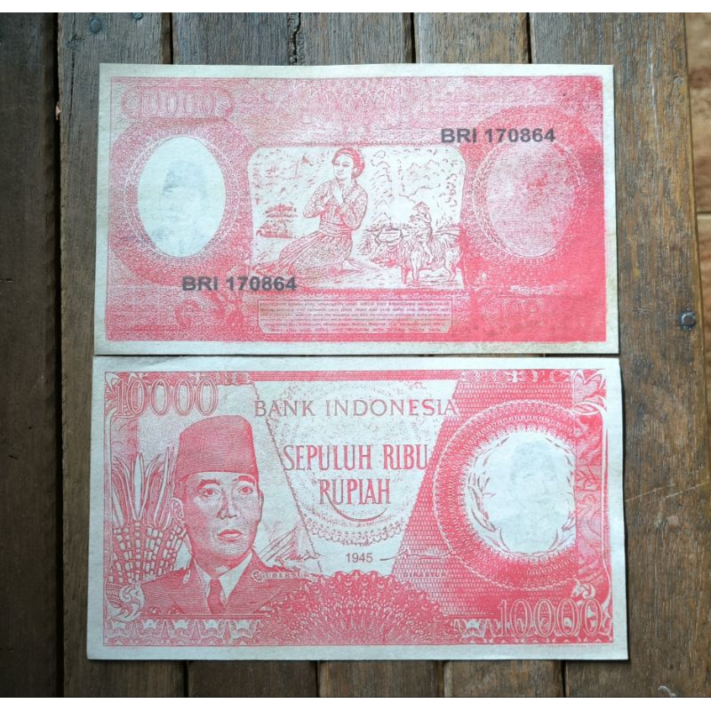Uang souvenir 10.000 Soekarno melengkung 1945 1962 1964 Watermark sukarno gambar belakang ibu berdoa