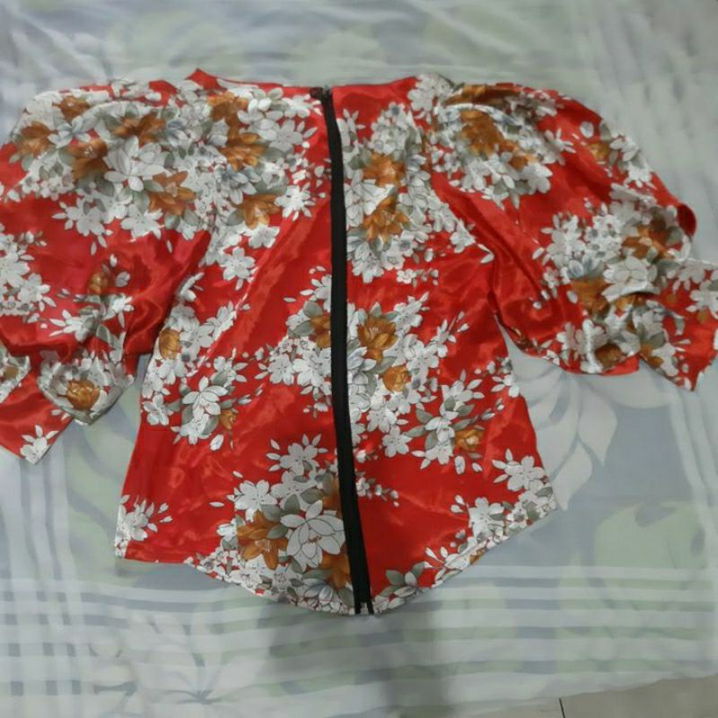 Atasan bunga bunga preloved