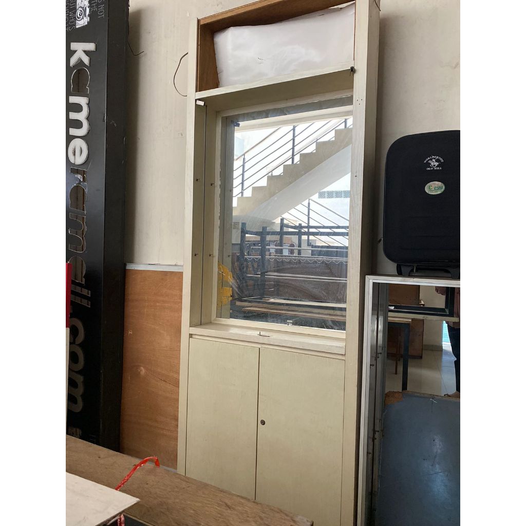 LEMARI TINGGI KACA SECOND SEKEN BEKAS UKURAN 90X19X240