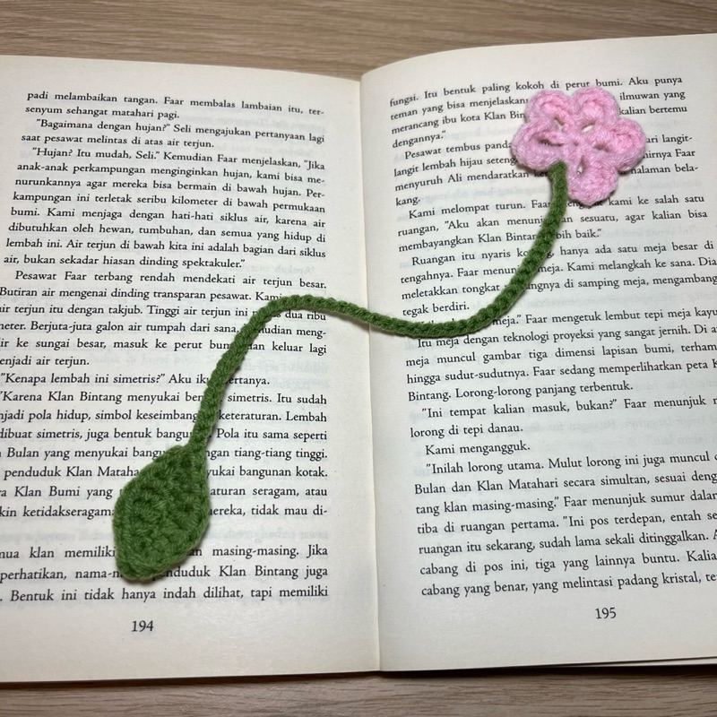 

⋆˚✿˖° crochet flower bookmark