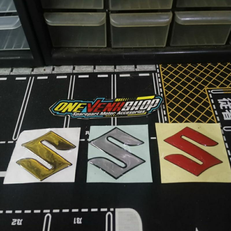 

STICKER TIMBUL LOGO S SUZUKI UKURAN 4 X 4