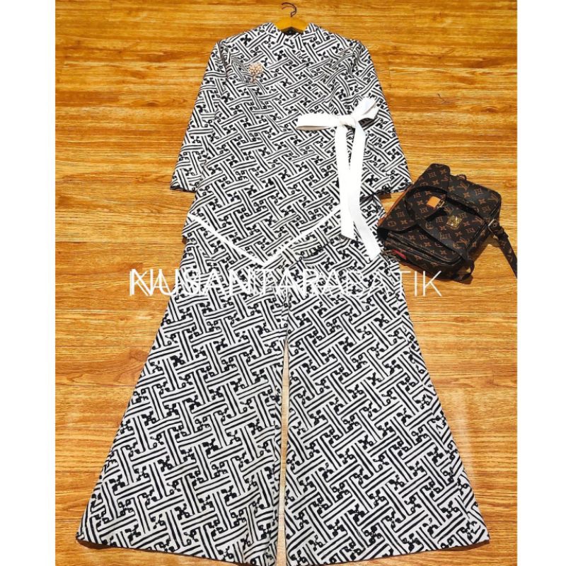 SETELAN BATIK MODERN INDONESIA