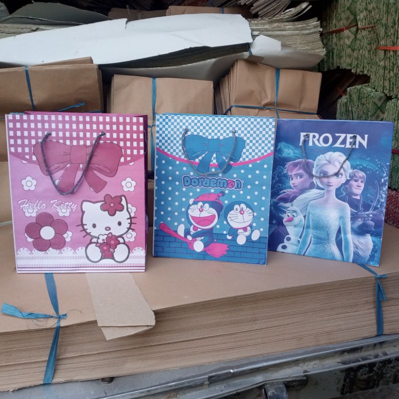 

Paper. Bag Karakter Uk 20 X 25