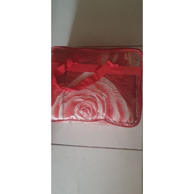 Sprei Queen Bunga Merah