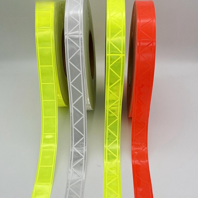 

Diskon Pita Scotchlite Skotlet Reflektor lebar 25 cm isi 5meter grade A PVC motif Segitiga Reflektif Pemantul Cahaya Plastik