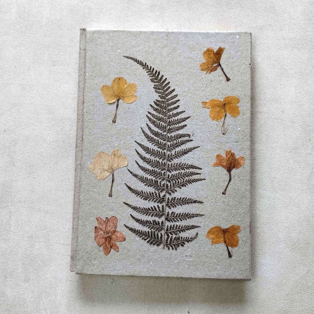 

A5 EcoBlossom Hardcover Notebook dengan Dried Flower 3
