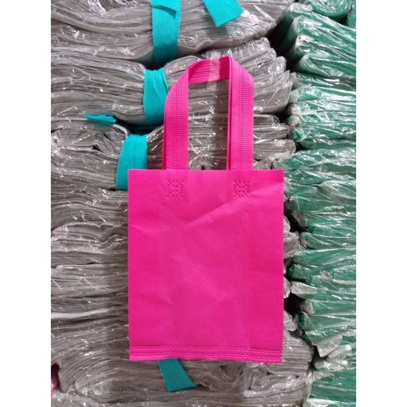 

Goodiebag Spunbond handle lipat samping ukuran.25x35x8 tebal