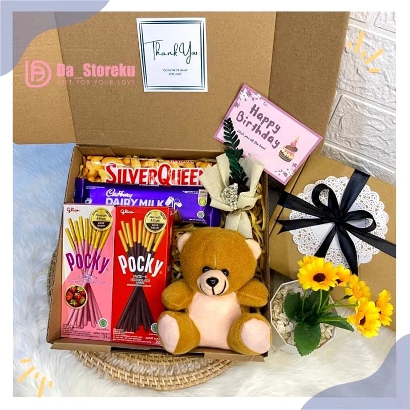 

HAMPERS GIFT BOX JAJAN COKLAT MIX BONEKA KADO ULANG TAHUN/VALENTINE/WISUDA/