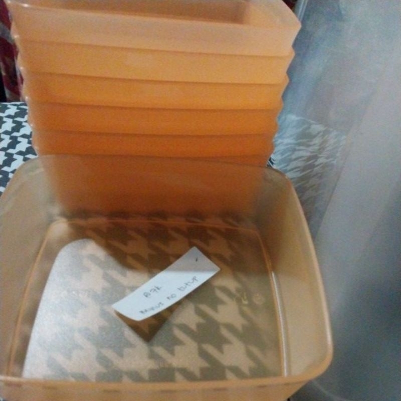 kotak kecil Tupperware
