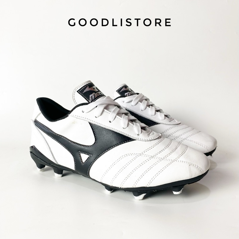 sepatu bola mizuno bahan kulit sapi asli sudah terjahit keliling.