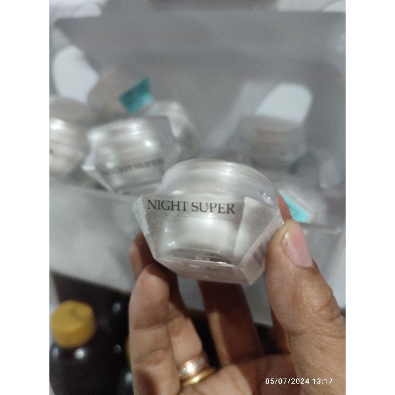 Louvrea Night flek/ cream malam Pencerah