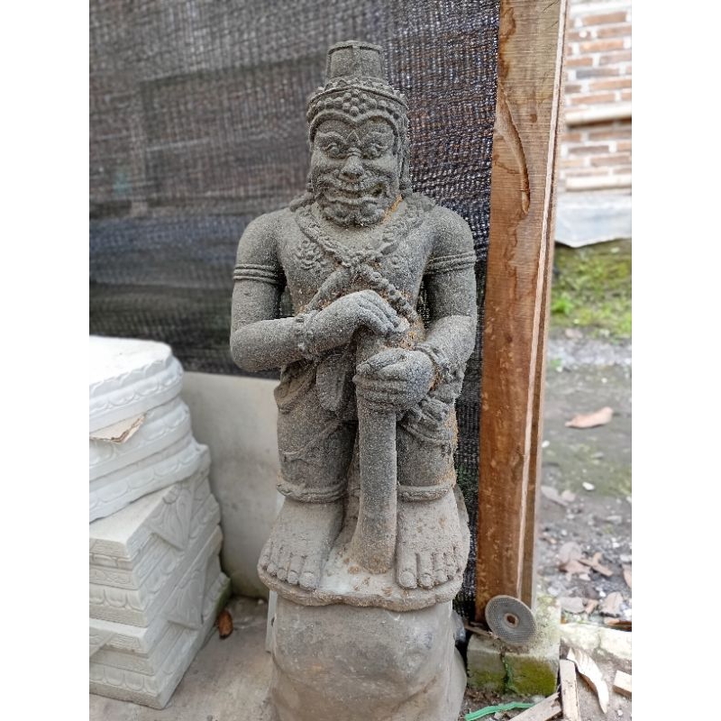 patung gupala berdiri