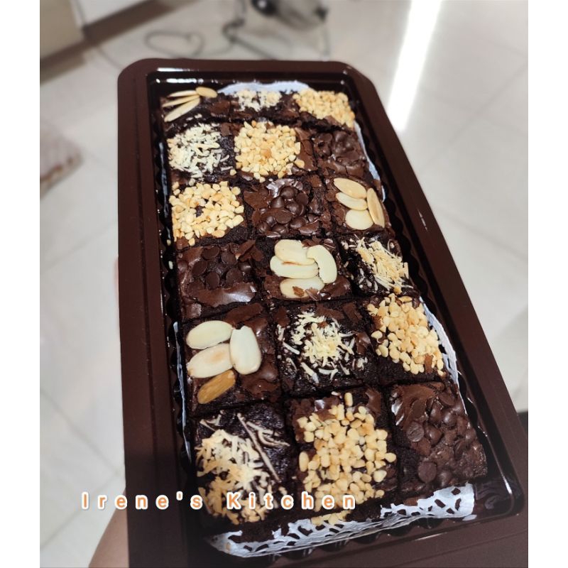 

Brownies Ada Rasa Coklat & Ada Rasa Kopi Aneka Topping Isi 15, 18, 36 Potong