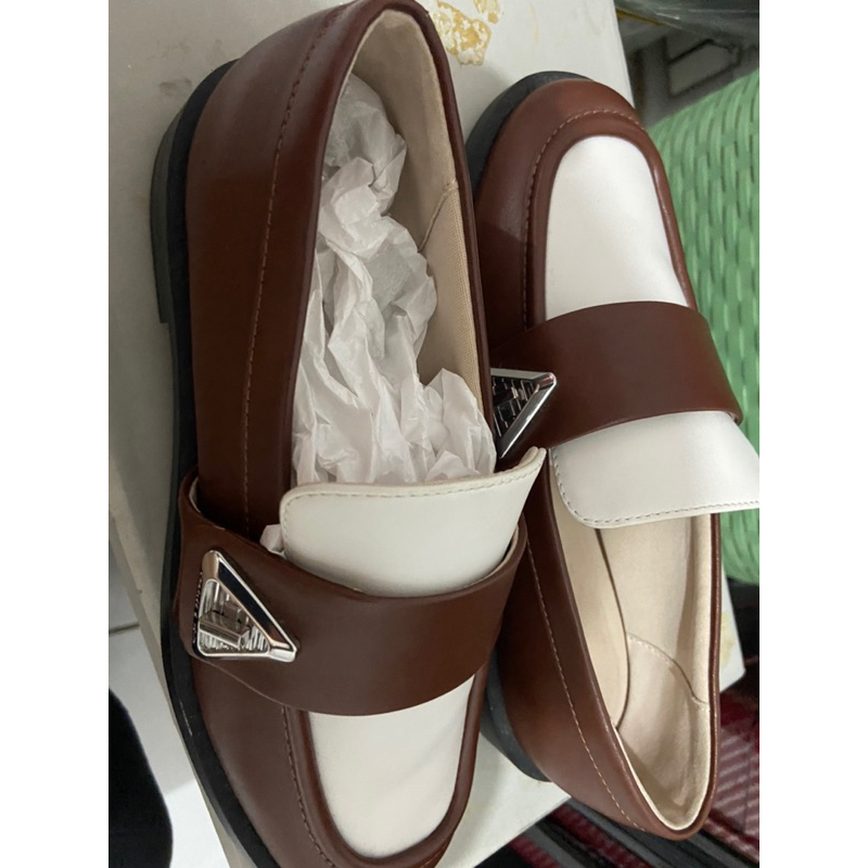 Preloved sepatu CK Loafers Trice Metallic Accent