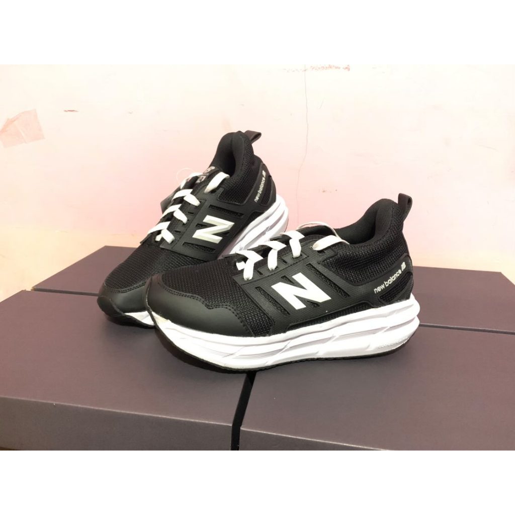 Sepatu sneakers pria wanita New Balance Black White casual running