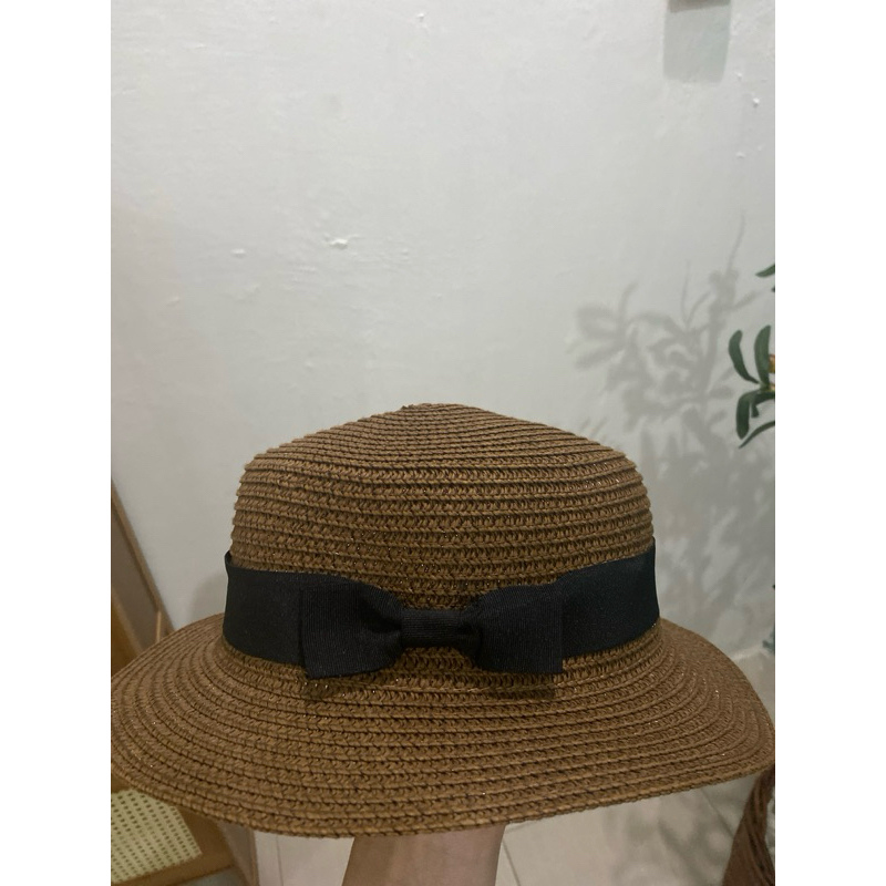 Topi pantai preloved