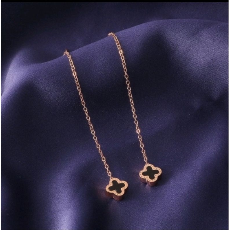 Anting titanium clover hitam putih panjang