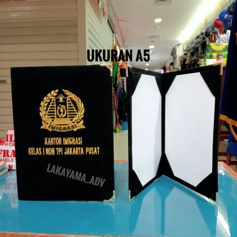 

map beludru custom logo proses bordir benang emas