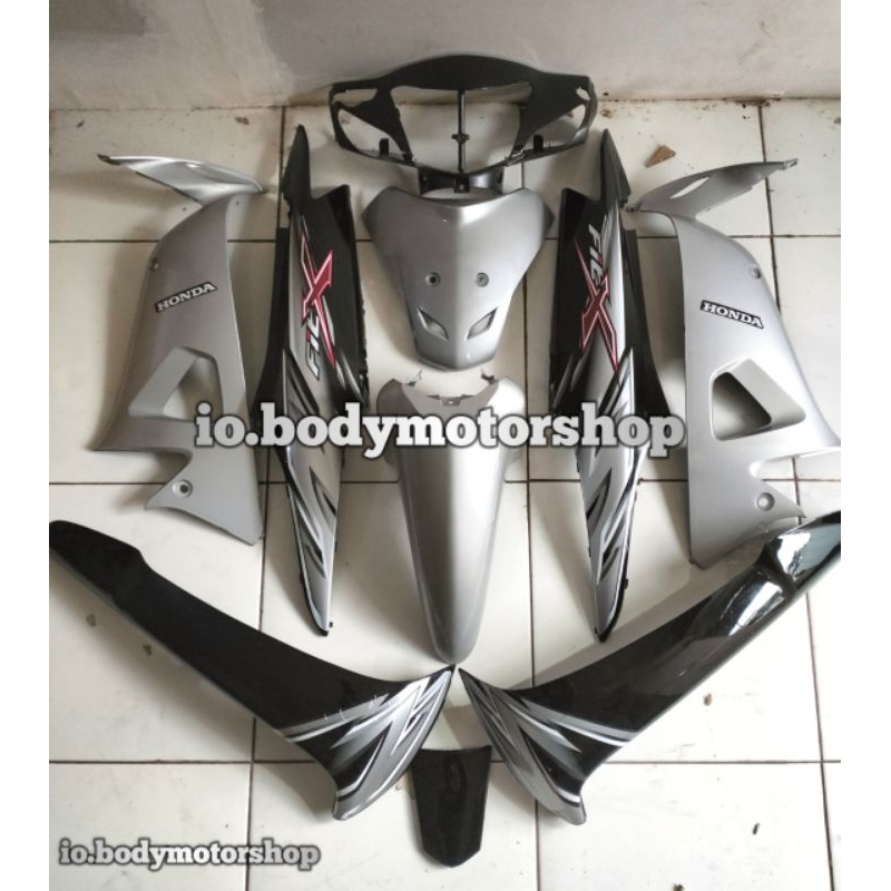 full body halus Supra fit x hitam silver  plus stiker