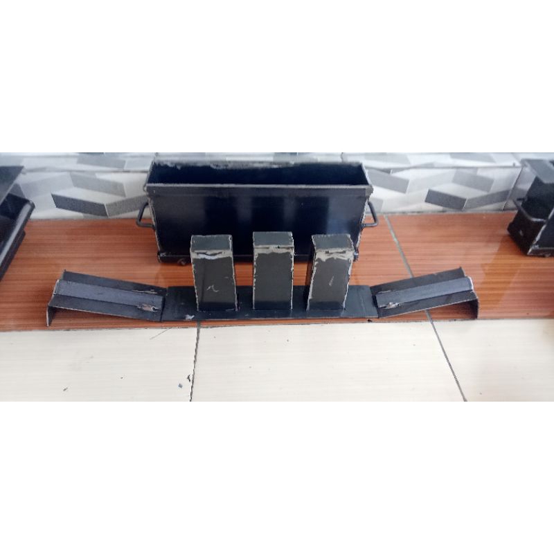 cetakan batako engsel lubang 3 ( 35x15x10)