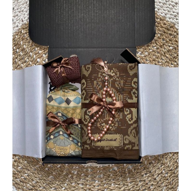 HAMPERS COWOK SARUNG SAJADAH PECI KADO PERNIKAHAN HADIAH ULANG TAHUN  SOUVENIR TAHLILAN