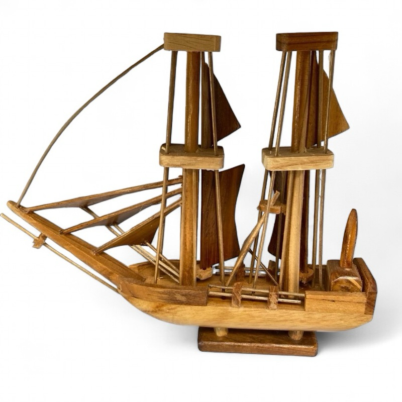 miniatur kapal pinsi bahan kayu