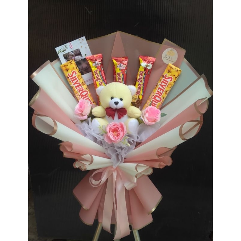 

SESUAI FOTO Buket Boneka + Snack Cokelat Silverqueen Beng Beng Free Request Kartu Ucapan Plus Foto