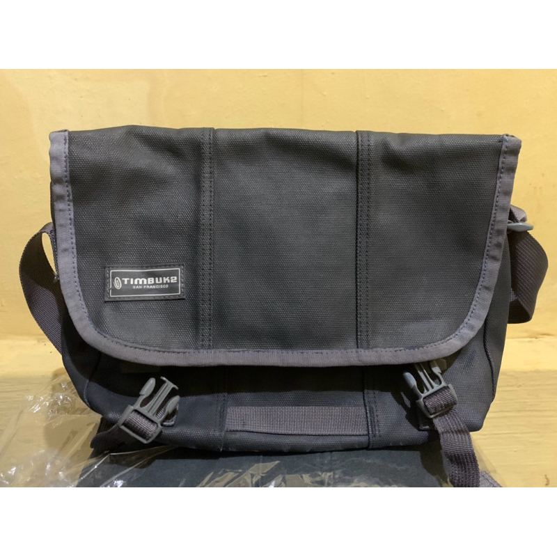 Tas slempang Timbuk2 second bekas