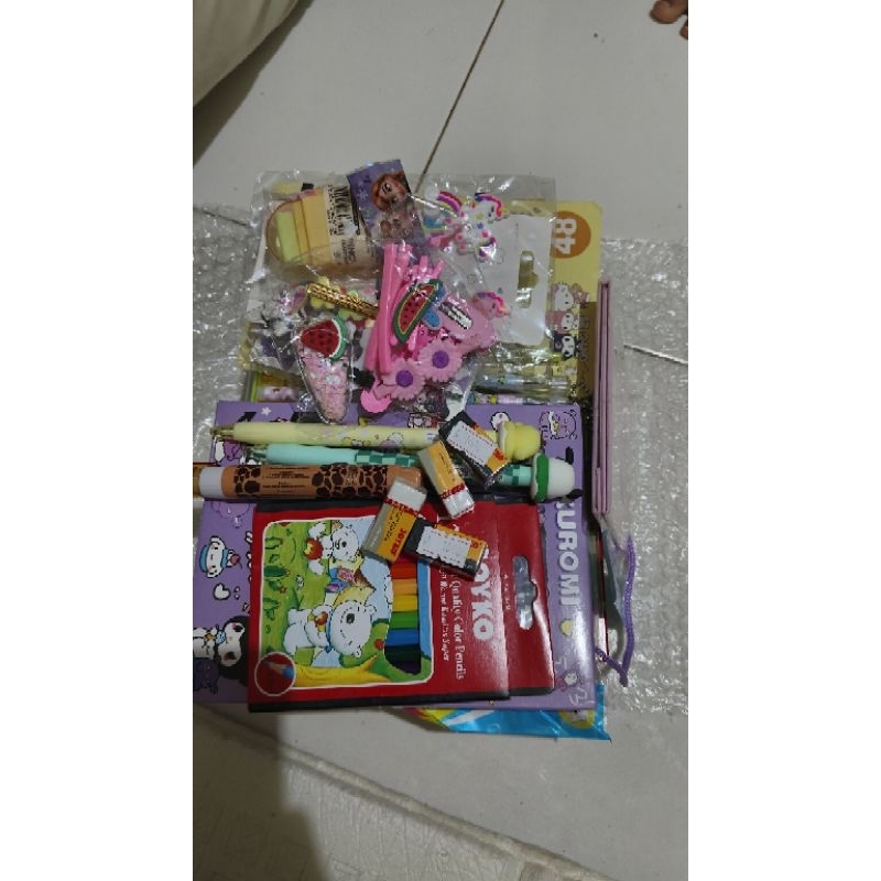 

perlengkapan sekolah