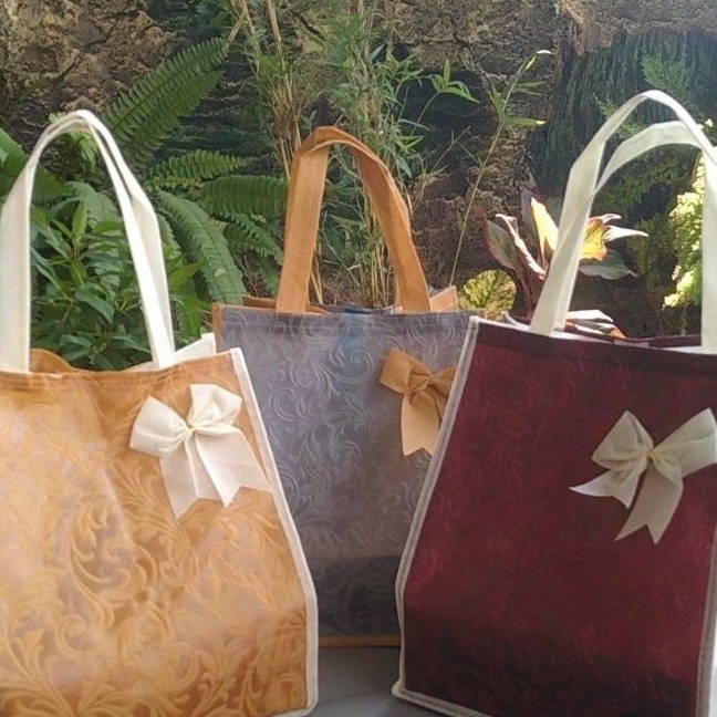 

Cashback 1 lusin isi 12 pcs Tas hajatan kain EMBOS mewah UK 22x22