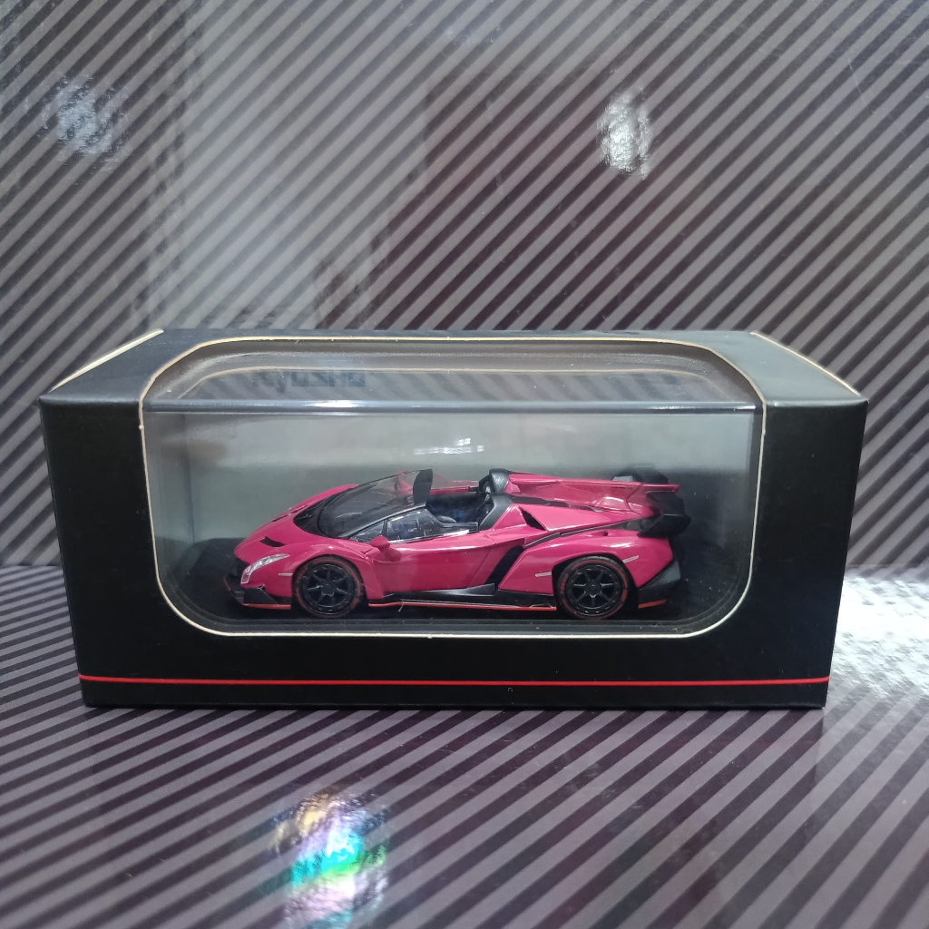 KS07040A - Kyosho Lamborghini Veneno Roadster Magenta / Red Line