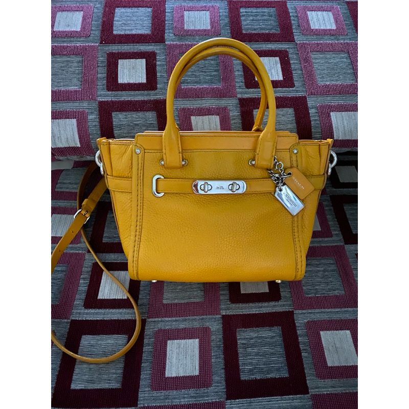 Preloved tas Coach Swagger Yellow