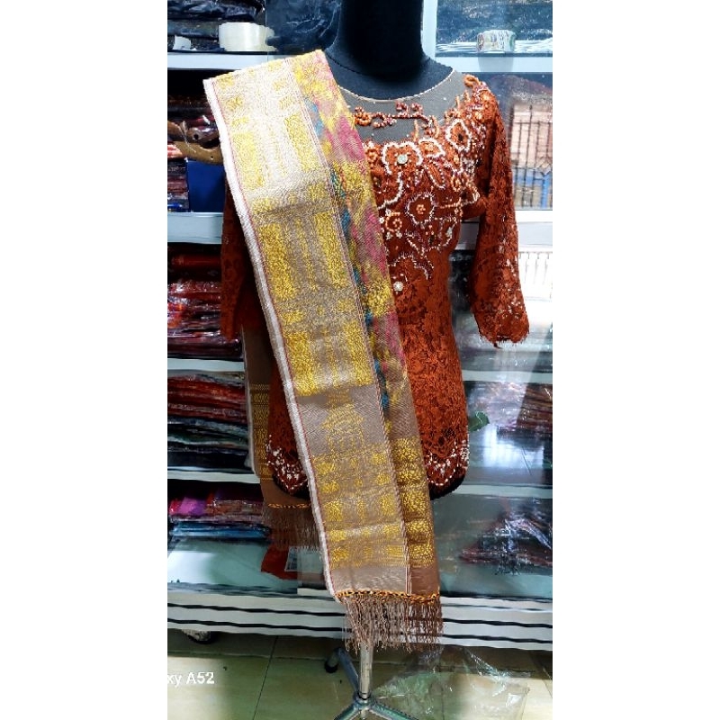 Uis nipes Sutra Rumah Adat