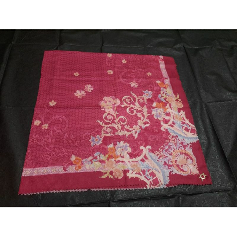 PL Royal Scarf Wearing Klamby