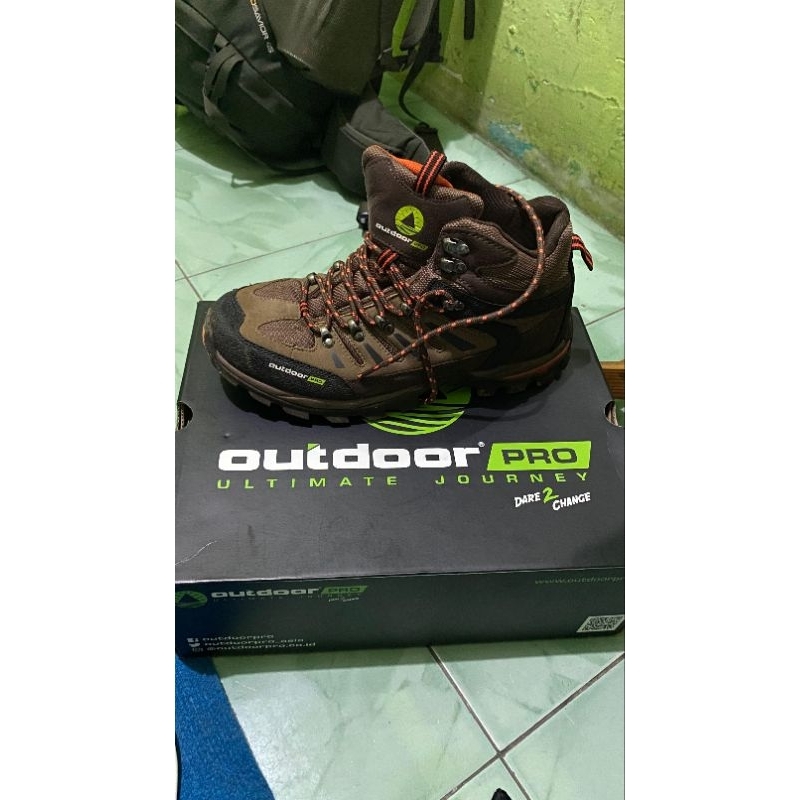 Sepatu hiking Outdoor pro