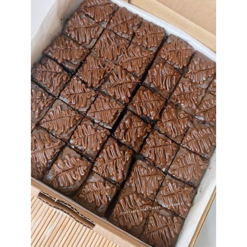 

Tiny Tasty - Brownies Full Topping Nuttela 36 Potong 20x20