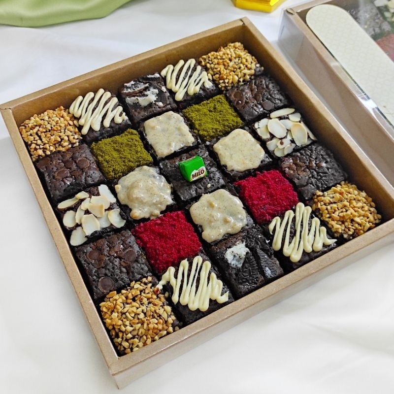 

Tiny Tasty - Delight Bites Hampers Fudgy Brownies 25 Bite Size 9 Mix Topping 20x20