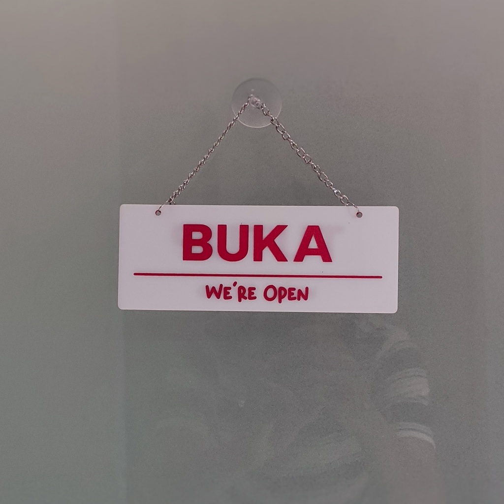 Signage Gantugan Pintu Dinding Kaca Buka Tutup Toko Warung