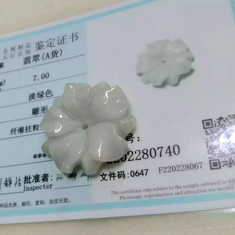 0740 Liontin giok ukiran bunga. Giok jadeite  asli Ukiran bunga .Bersertifikat.