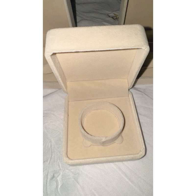 Kotak perhiasan bludru