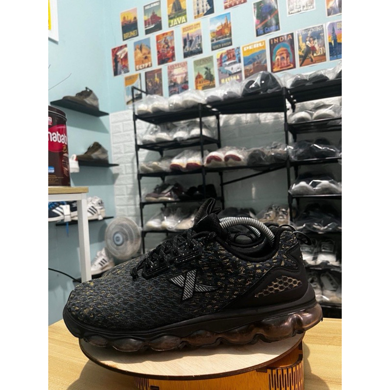 XTEP sepatu Running Mega