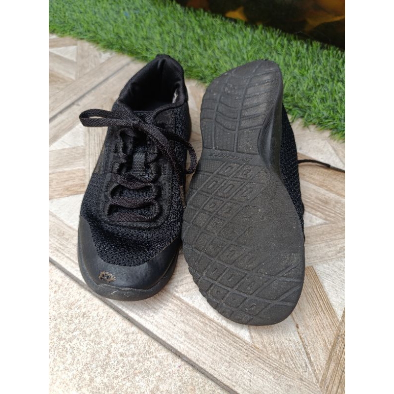 Sepatu skechers anak preloved size 33