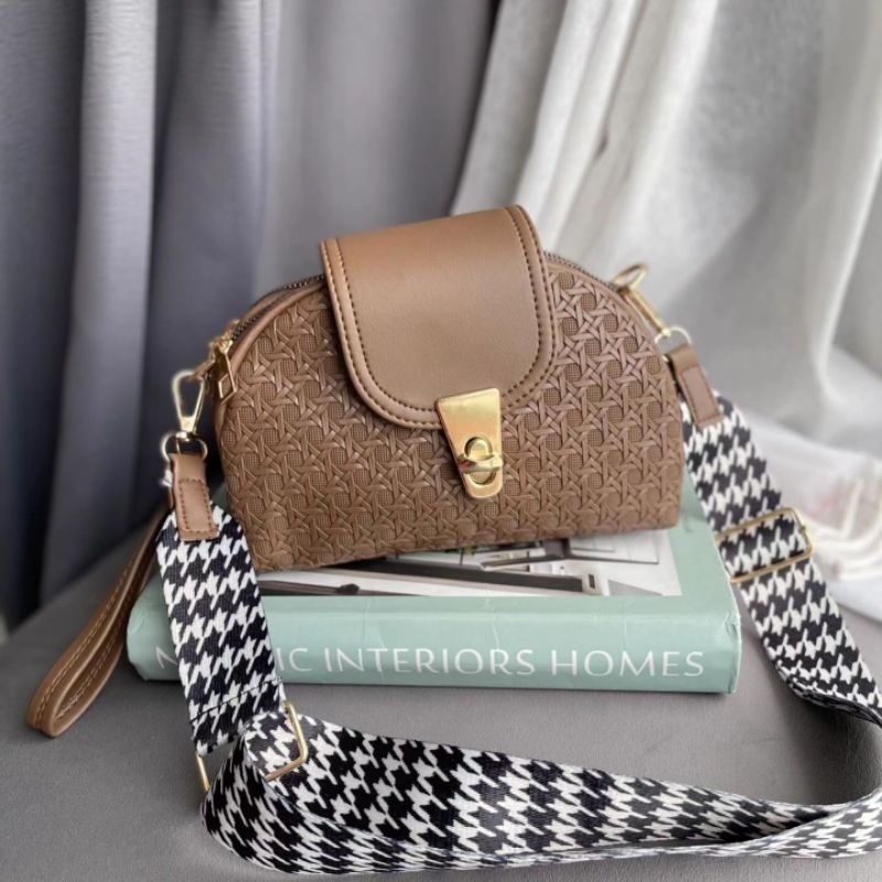 Tas Selempang Wanita Anyam Coklat Coffe