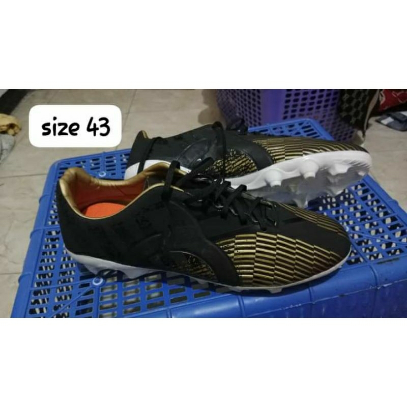 sepatu bola ukuran 43