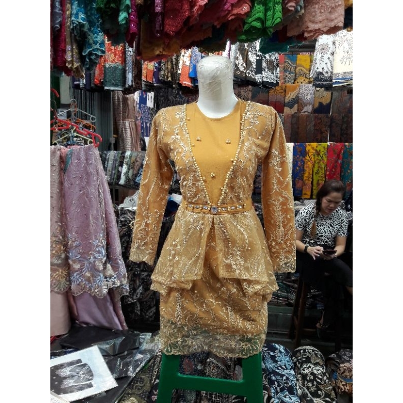 kebaya wisuda modern tile mutiara kombinasi warna kuning gold