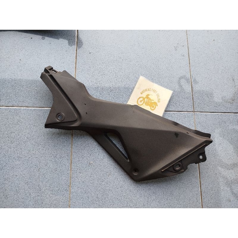 cover bawah jok sambungan body belakang cover aki  cbr150 fi cbu cbr 250 cbu KIRI original bekas
