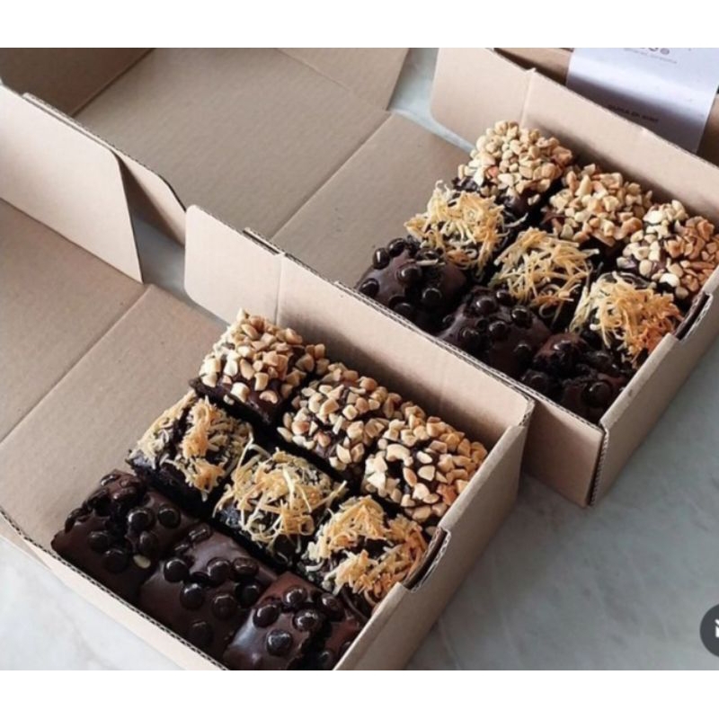 

[BR20][BISA CUSTOM]Brownies Fudgy Dark Chocolate / Hampers Kue Ulang Tahun/Fudgy Brownies dark chocolate / Fudgy Brownies/Brownies panggang/kue/Brownis/Hampers lebaran Idul fitri/Kue lebaran/Jajan Lebaran