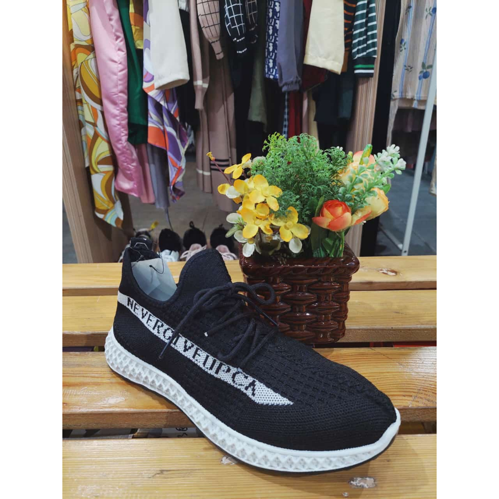 Sepatu Kets Fashion Pria Warna Hitam